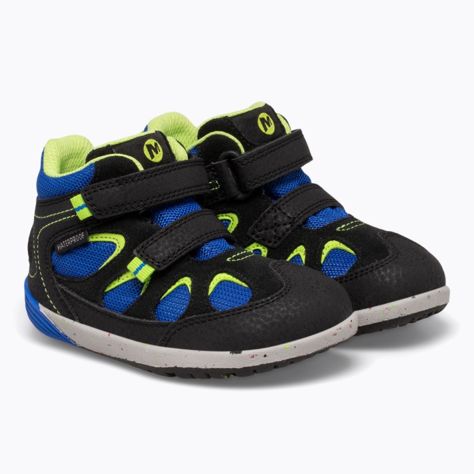 خطوات مكشوفة للأطفال الصغار من ميريل ومقاومة للماء عند الارتفاع. الحذاء الأسود الملكي