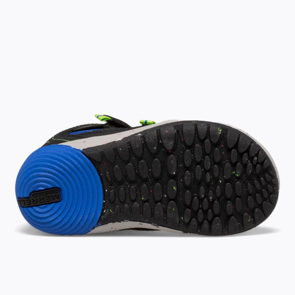 خطوات مكشوفة للأطفال الصغار من ميريل ومقاومة للماء عند الارتفاع. الحذاء الأسود الملكي