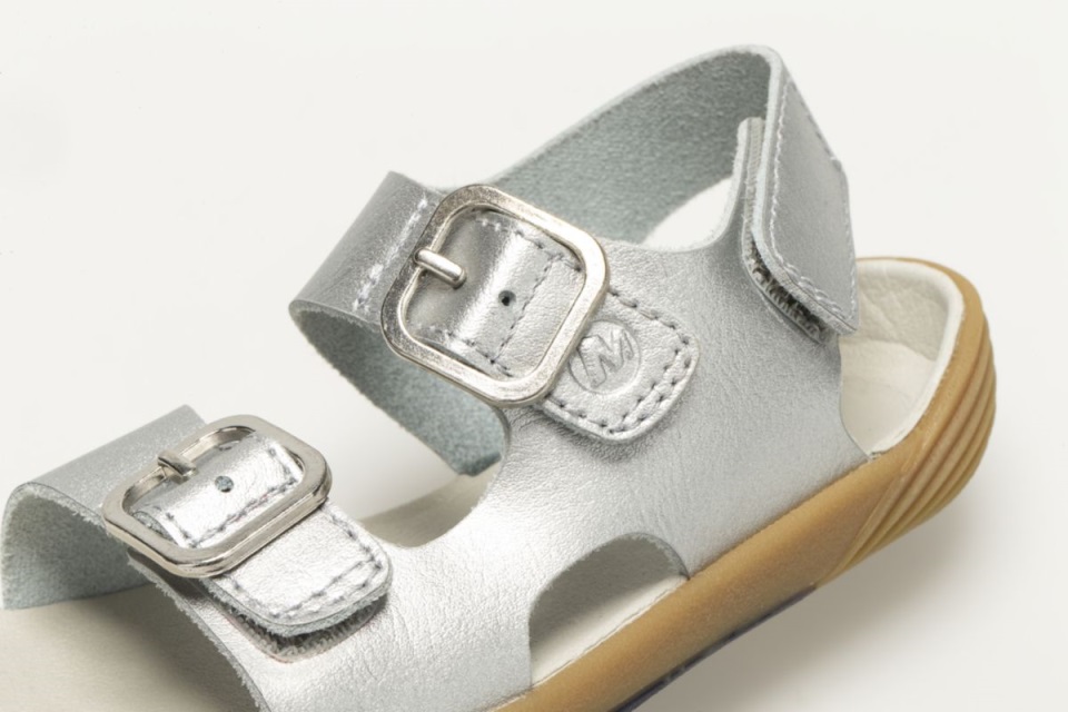 صندل ميريل فضي بدرجات مكشوفة وصندل ريج للأطفال الصغار