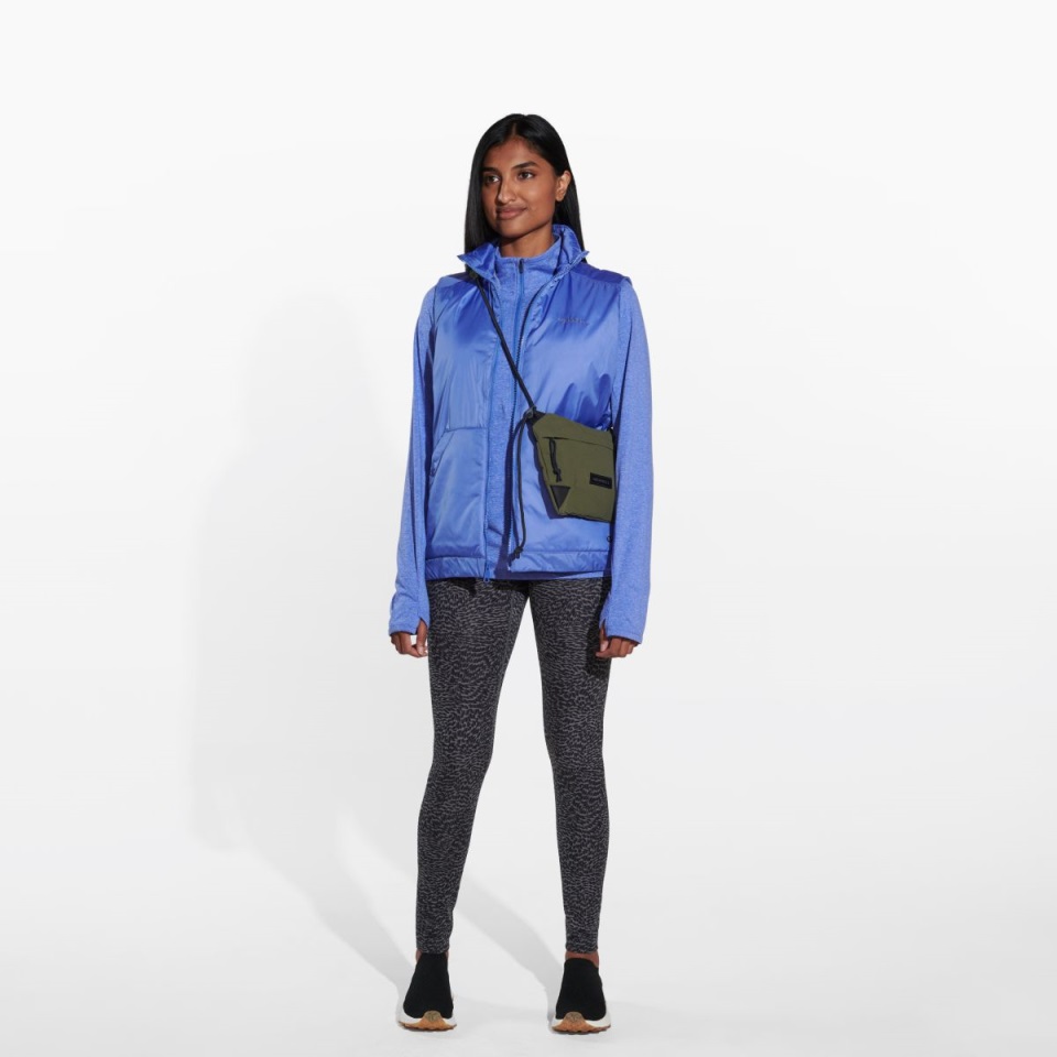 سترة نسائية من ميريل جيوتكس معزولة باللون الأزرق