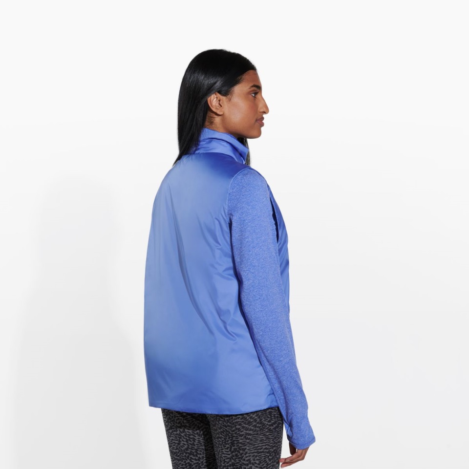 سترة نسائية من ميريل جيوتكس معزولة باللون الأزرق